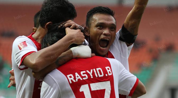 Rasyid Bakri saat mencetak gol ke gawang PS TNI  pada laga Torabika Soccer Championship 2016 di Stadion Pakansari, Bogor, Minggu (29/5/2016). (Bola.com/NIcklas Hanoatubun)