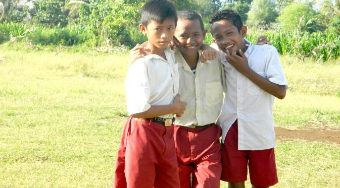 Foto anak-anak di SDN Lunyuk Ode, Sumbawa, Nusa Tenggara Barat, dokumentasi Gerakan Nasional Orang Tua Asuh (GNOTA)