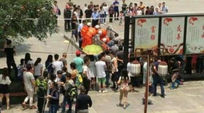  Lupa Matikan Listrik, Petugas Ini 'Ditelan' Mesin Eskalator | via: shanghaiist.com