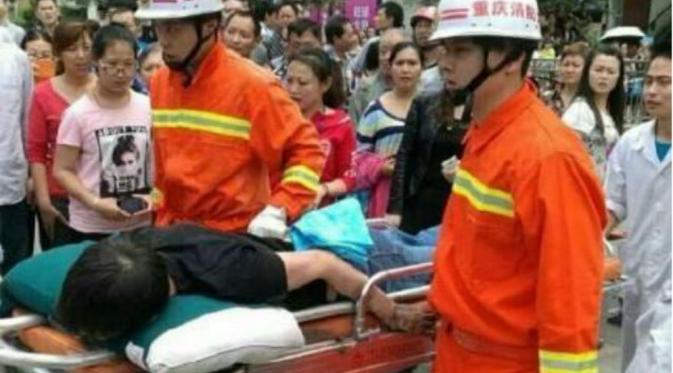  Lupa Matikan Listrik, Petugas Ini 'Ditelan' Mesin Eskalator | via: shanghaiist.com