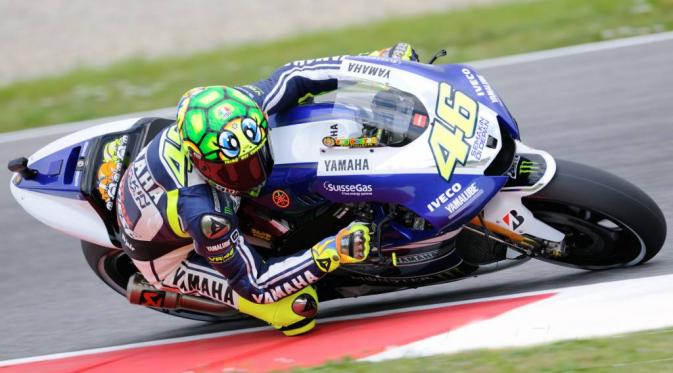 Pebalap Yamaha, Valentino Rossi, mengenakan helm berdesain gambar kura-kura. (Autoevolution)