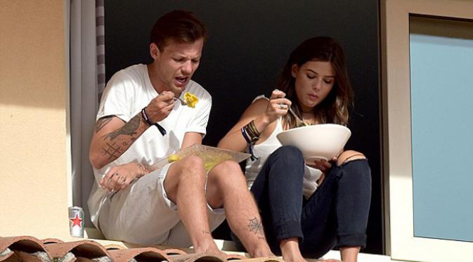 Louis Tomlinson ajak pacar makan di genteng hotel. (Dailymail.co.uk)