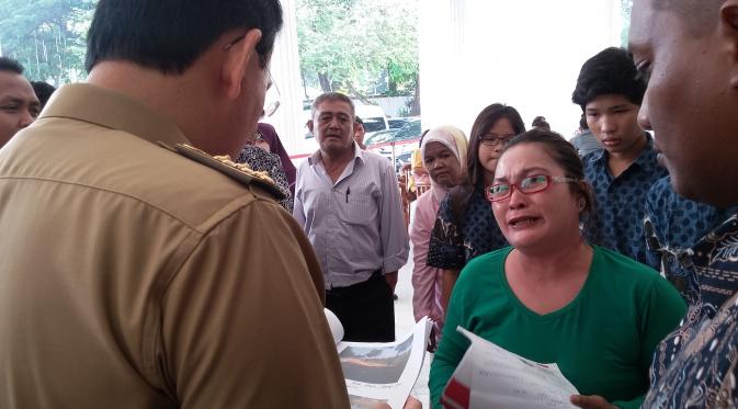 Gubernur DKI Jakarta Ahok berdebat dengan seorang perempuan di Balai Kota. 