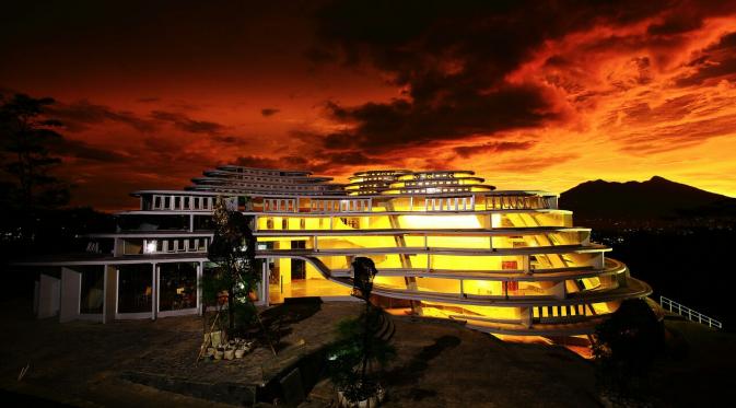 Gedung Giri Wijaya PT Wijaya Karya yang berbentuk Semar. Tiap detailnya menyimpan makna yang diambil dari kearifan lokal