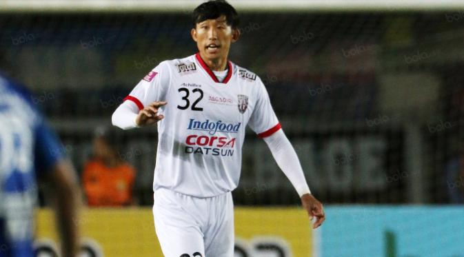 Ahn Byung-keon, bek yang penampilannya paling stabil di Bali United. (Bola.com/Nicklas Hanoatubun)