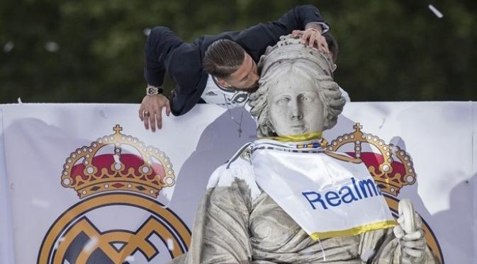 Sergio Ramos, pilar Real Madrid, saat mencium patung Cibeles. (Liputan6.com/UEFA)