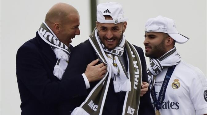 Pelatih Real Madrid, Zinedine Zidane, saat tertawa bersama Karim Benzema. (Liputan6.com/UEFA)