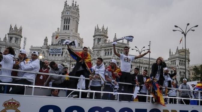 Seluruh pemain Real Madrid saat melakukan pawai di atas bus. (Liputan6.com/UEFA)