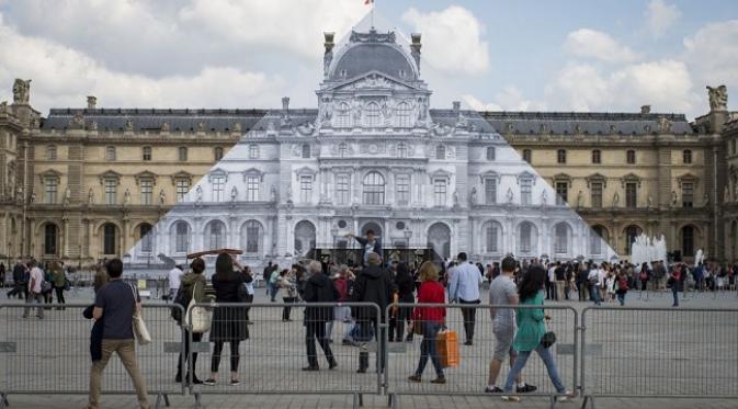 Seorang seniman asal Paris, JR mewujudkan obsesinya untuk menghapus Piramida Lourve di Paris dengan ilusi optik. (sumber. qz.com)