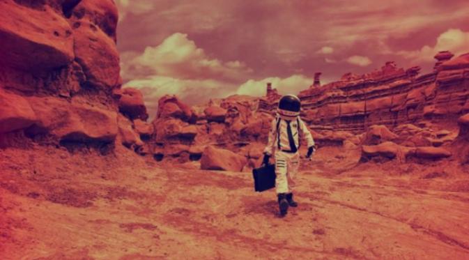 Ilustrasi manusia berjalan di Mars (iStock).