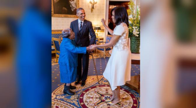 Obama tampak tertawa melihat Michelle Obama berdansa (Pete Souza).
