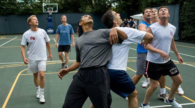 Barack Obama dan anggota Kongres bermain basket (Pete Souza).