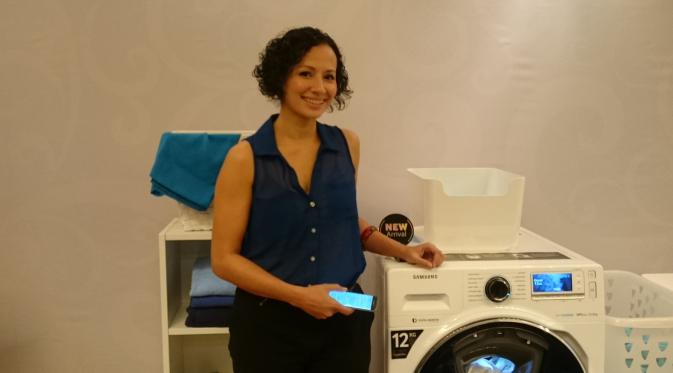 Samsung Addwash membantu ibu mencuci lebih mudah dan memiliki waktu yang cukup bersama keluarga