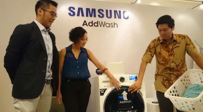 Samsung Addwash membantu ibu mencuci lebih mudah dan memiliki waktu yang cukup bersama keluarga