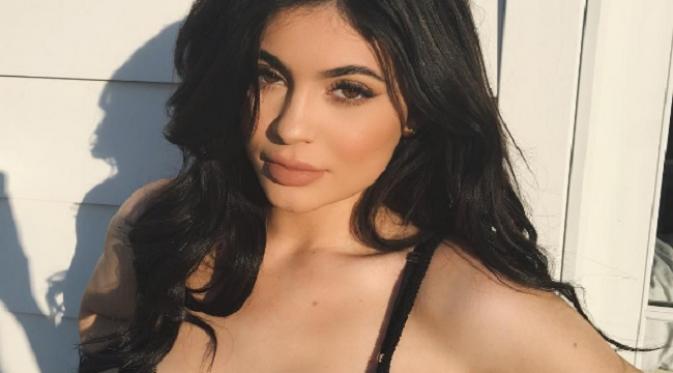 Kylie Jenner memamerkan bentuk tubuhnya dalam balutan gaun hitam. (via. Instagram/kyliejenner)