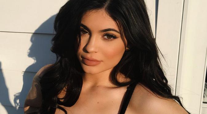 Kylie Jenner memamerkan lekuk tubuhnya saat ia berpose dengan bra renda hitam di Instagram. (Instagram.com/ KylieJenner)