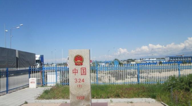 Tugu perbatasan China dan Kazakhstan di Khorgos, Free trade zone ()