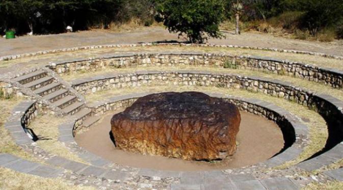 Meteorit Hoba adalah meteorit terbesar yang dikenal di Bumi, sekaligus sebagai bentukan alamiah gumpalan besi di planet ini. Nama meteorit ini berasal dari nama pertanian Hoba Barat di Grootfontein, Namibia. Meteorit ini ditemukan pada 1920 dan belum pern