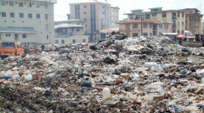 Tumpukan sampah di kota Onitsha, Nigeria (Africanspotlight.com)