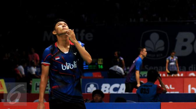 Pebulutangkis tunggal putera Indonesia, Jonatan Christie menengadah saat melawan pemain Taiwan, Hsu Jen Hao di babak penyisihan BCA Indonesia Open 2016, Istora Senayan Jakarta, Rabu (1/6). Jonatan unggul 21-12, 21-19. (Liputan6.com/Helmi Fithriansyah)