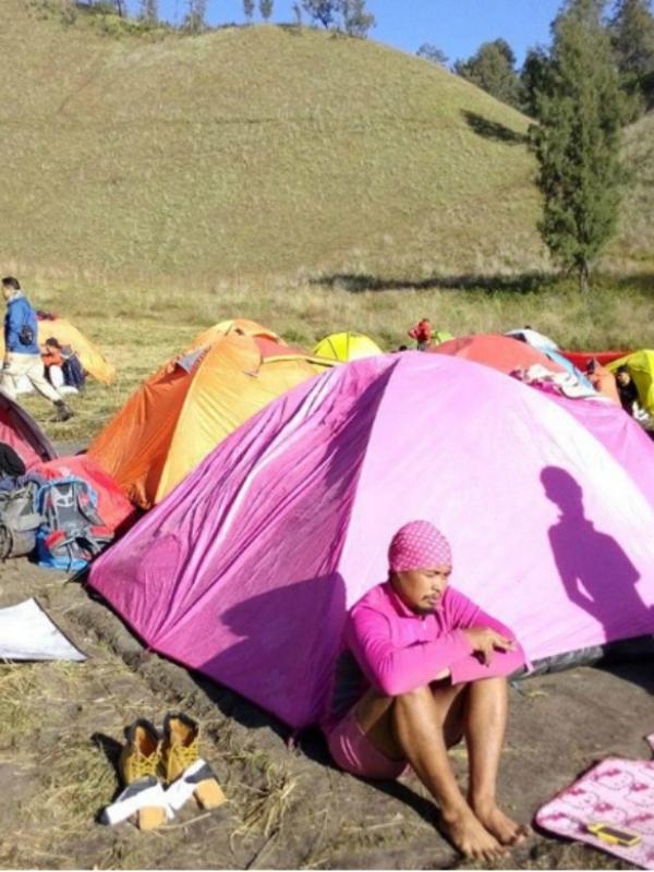 'Pasukan' pink hello kitty yang menghibur para pendaki. (blog.reservasi.com)