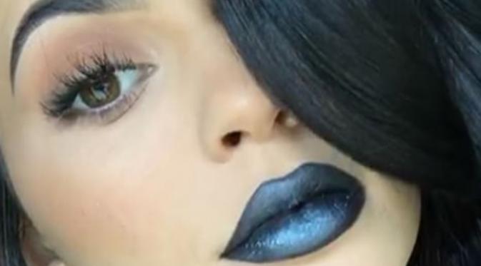 Tak lupa juga, Kylie mengunggah foto yang memamerkan warna terbaru pada lipstick mattenya yang diberi nama Majesty. (instagram/Bintang.com)