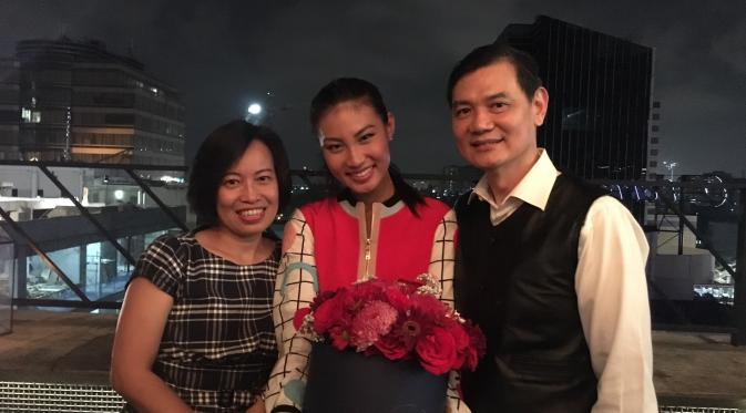 Runner Up Asia's Next Top Model Patricia Gunawan dan keluarganya.