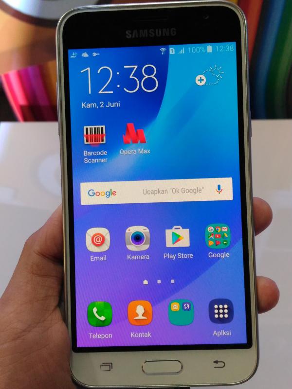 5 Smartphone Terbaru Layak Beli Cuma Rp 2 Jutaan - Samsung Galaxy J3 (2016). Foto: Liputan6.com/Agustin Setyo Wardani
