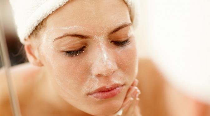 Melakukan eksfoliasi secara berlebihan juga dapat merusak kulit wajah. Sumber : purewow.com