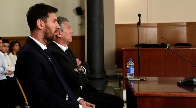 Lionel Messi (kiri) duduk di pengadilan dengan ayahnya Jorge Horacio Messi selama persidangan terkait penipuan pajak di Barcelona, Spanyol, (2/6/2016). (REUTERS/Alberto Estevez)