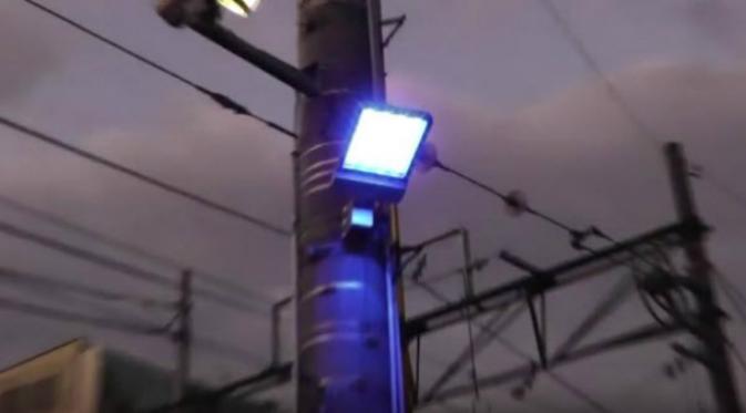 Lampu jalan berwarna biru (Japan Train Videos)