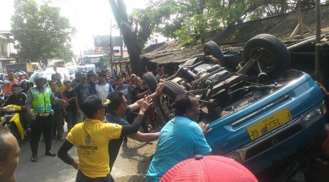Sebuah mobil angkot terbalik di Leuwiliang Bogor, Jawa Barat. (Liputan6.com/Achmad Sudarno)