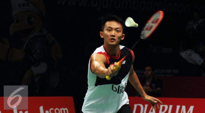 Tunggal putra Indonesia, Ihsan Maulana Mustofa menahan bola saat laga melawan Huang Yuxiang (Tiongkok) di babak kedua BCA Indonesia Open 2016, Jakarta, Kamis (2/6/2016). Ihsan menang dua set langsung 21-18, 21-15. (Liputan6.com/Helmi Fithriansyah)