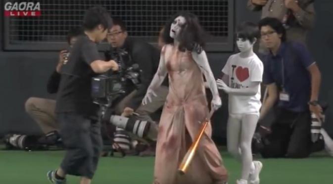 Hantu Sadako dari The Ring dan hantu Kayako dari Ju-On saat beradu baseball. (en.rocketnews24.com)