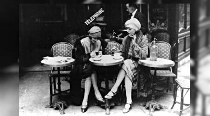 Dua wanita tengah menikmati perbincangan di sebuah kafe. 