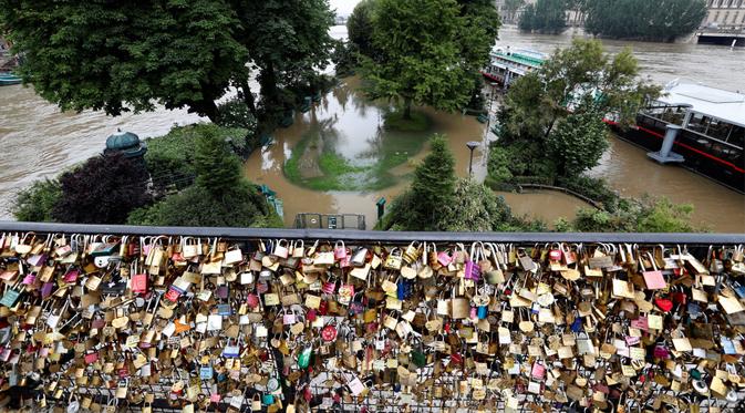 Sepasang gembok sebagai simbol cinta terlihat di depan Ile de la Cité, di mana taman terendam air. (Pinterest.com)