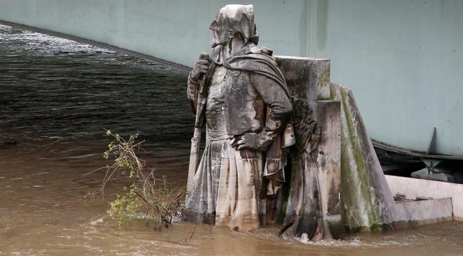 Naiknya air telah menutupi sebagian patung Zouave di Pont de l'Alma. (pinterest.com)