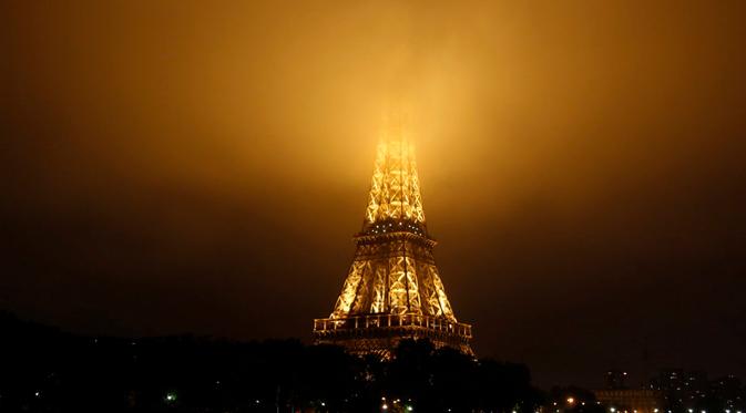 Kabut menyelimuti puncak Menara Eiffel. (pinterest.com)
