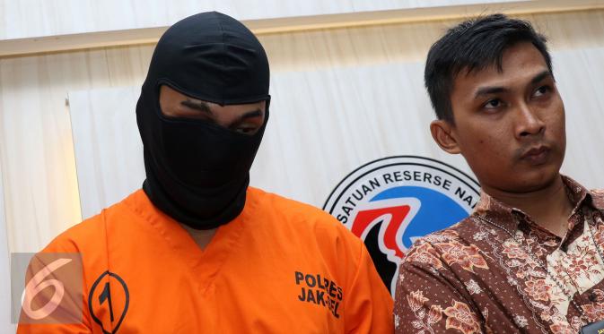 Restu Sinaga mengenakan baju tahanan dan penutup wajah. [Foto: Herman Zakharia/Liputan6.com]
