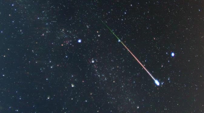 Satelit buatan akan membuat penampakan seperti bintang jatuh saat ia menembus atmosfer (NASA/Pete Lawrence)