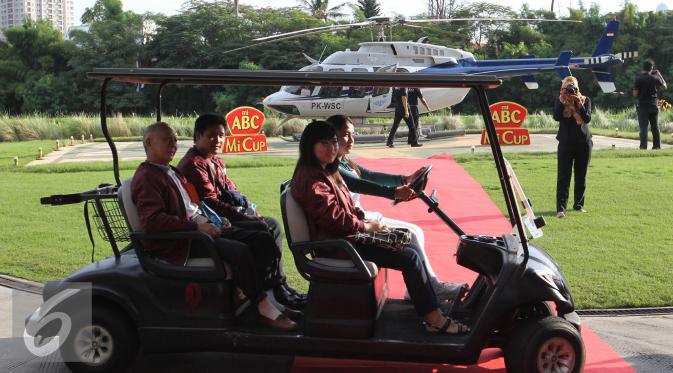 Pemenang program Cup for Worker Mi Cup ABC Nove Mianti Chandra (kanan) saat akan menaiki helikopter di Jakarta, Jumat (03/6). Liputan6.com/Angga Yuniar)