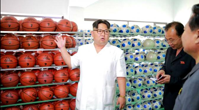 Pemimpin Korut Kim Jong-un tengah mengunjungi pabrik pembuat peralatan olahraga di Pyongyang. (sumber: Korea State News Agency)