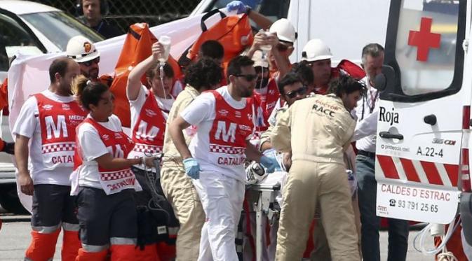 Luis Salom dimasukkan ke dalam ambulans setelah terjatuh dari motornya pada sesi FP2 Moto2 Catalunya, Jumat (3/6/2016). (Tony Albir)