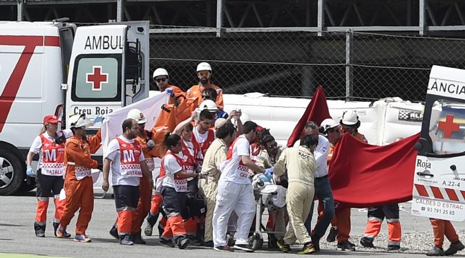 Luis Salom dilarikan ke RS usai mengalami kecelakaan hebat di Sirkuit Catalunya, Jumat (3/6/2016). (JOSEP LAGO / AFP)