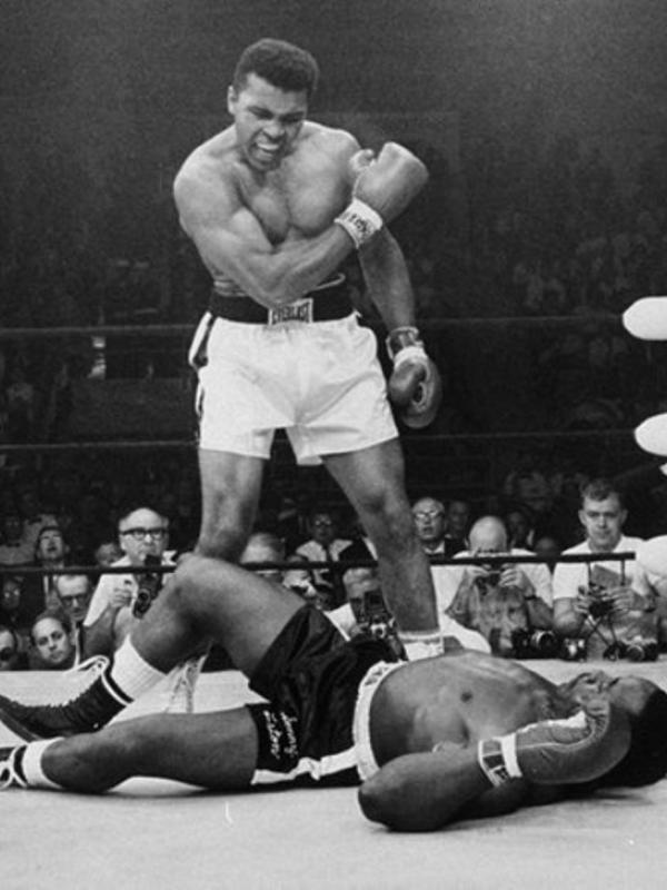 Salah satu aksi Muhammad Ali di ring tinju
