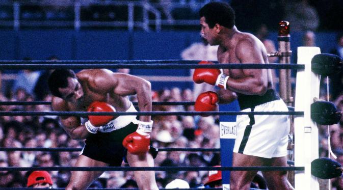 Duel ketiga Muhammad Ali (kanan) lawan Ken Norton di Yankee Stadium, 28 September 1976. (Reuters)
