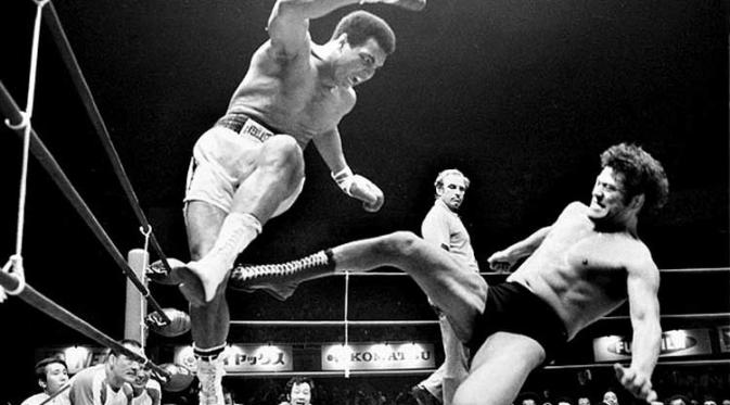 Gaya petinju Muhammad Ali di dalam ring. Sumber: Complex.com