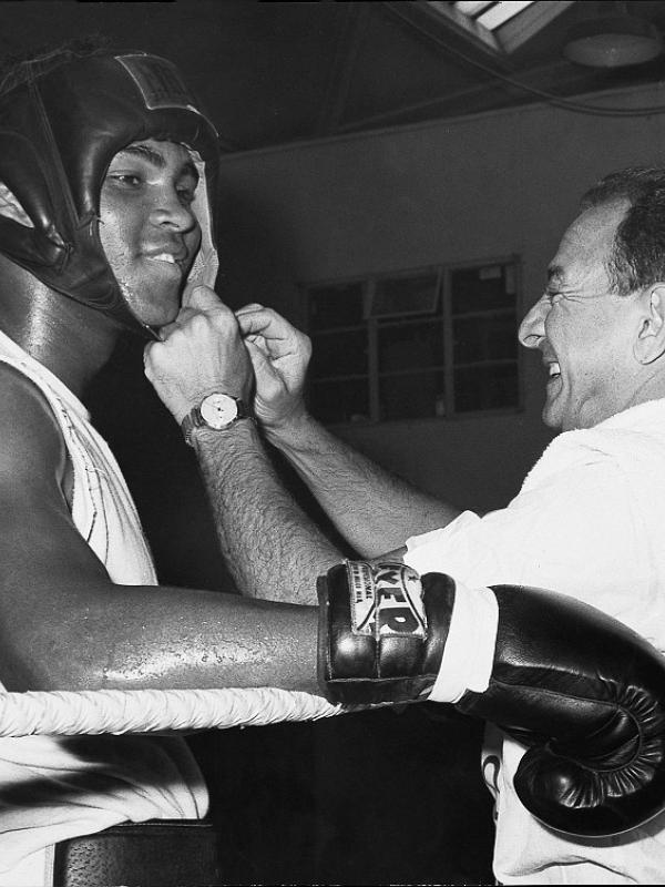 Ali dan cornerman Angelo Dundee sebelum pertemuan pertama dengan Henry Cooper pada 1965. (Via: http: www.dailymail.co.uk)