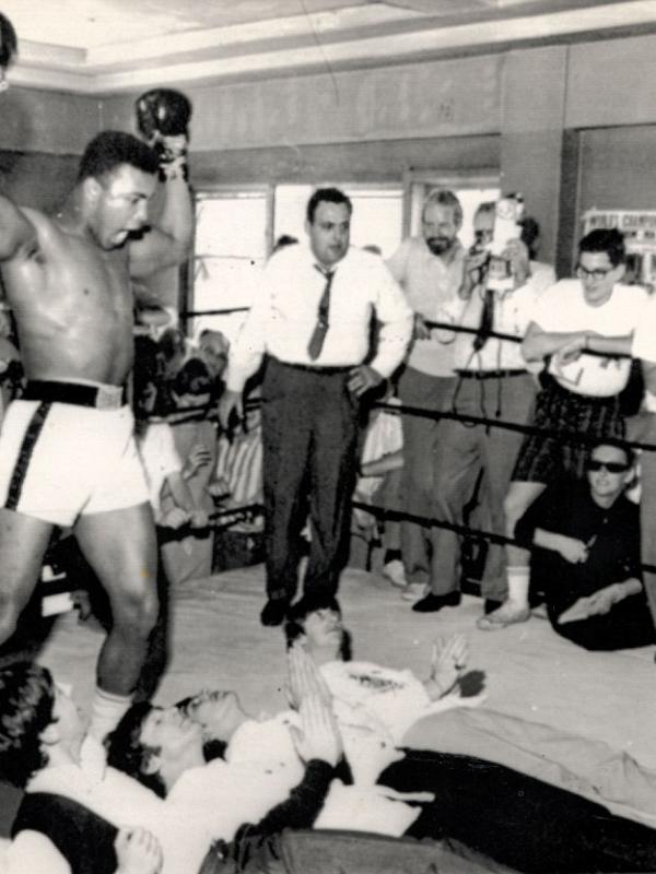 The Fab Four dan Muhammad Ali. (Via: http: www.dailymail.co.uk)