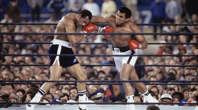 Muhammad Ali dan Ken Norton di  the Yankee Stadium pada 1976. (Via: http: www.dailymail.co.uk)